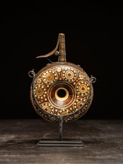 Powder flask in wood inlaid with bone German Nuremberg