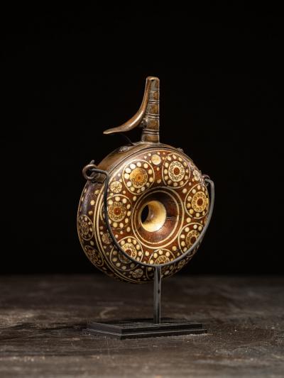 Powder flask in wood inlaid with bone German Nuremberg