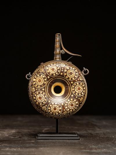 Powder flask in wood inlaid with bone German Nuremberg