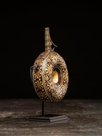 Powder flask in wood inlaid with bone German Nuremberg