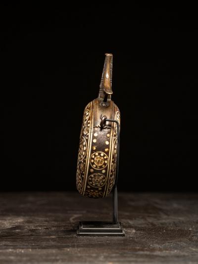 Powder flask in wood inlaid with bone German Nuremberg