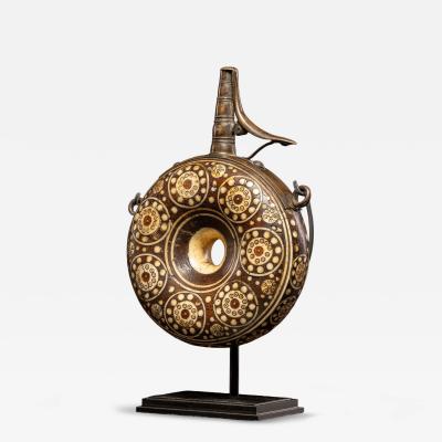 Powder flask in wood inlaid with bone German Nuremberg