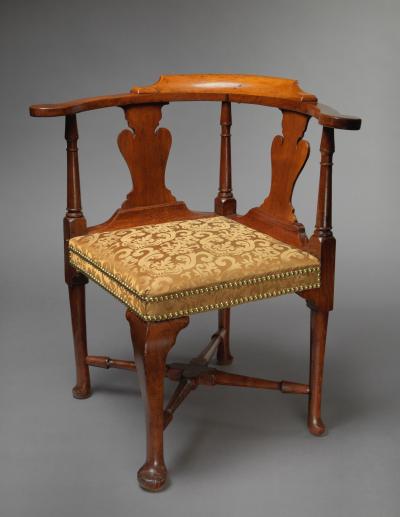 QUEEN ANNE PAD FOOT CORNER CHAIR