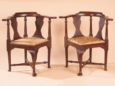 QUEEN ANNE PAD FOOT CORNER CHAIR