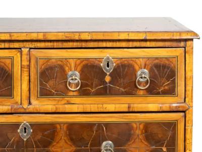 Queen Anne Oyster Veneer Chest Of Drawers