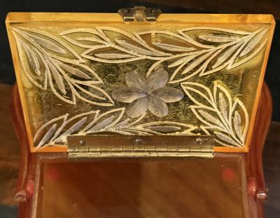 RARE LUCITE PAGODA HANDBAG WITH APPLEJUICE LUCITE CARVED FLORAL LID