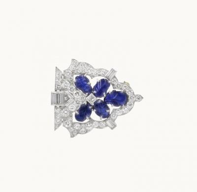 RAYMOND YARD ART DECO CARVED SAPPHIRE AND DIAMOND PLATINUM BROOCH