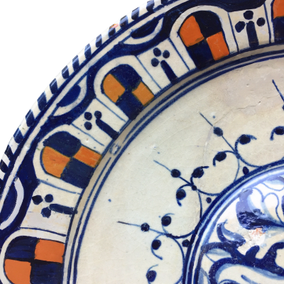 Rare Dutch Maiolica Charger a foglie early 17th century