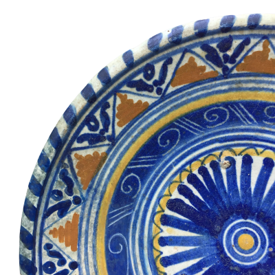 Rare Dutch Maiolica plate with stylized flower early 17th centruy