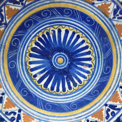 Rare Dutch Maiolica plate with stylized flower early 17th centruy