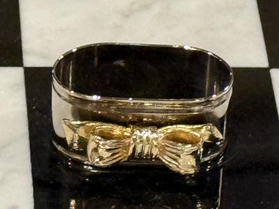 SET OF EIGHT SIVERPLATE GOLDTONE BOW DESIGN NAPKIN RINGS