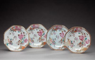 SET OF FOUR CHINESE EXPORT PORCELAIN OCTAGONAL PLATES