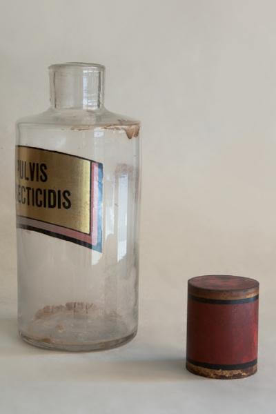 SET OF FOUR HAND BLOWN GLASS APOTHECARY BOTTLES WITH GILT AND RED TOPS