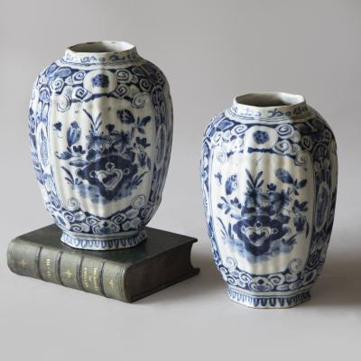 SMALL PAIR OF 18TH CENTURY OCTAGONAL DUTCH DELFT VASES IN THE CHINOISERIE TASTE