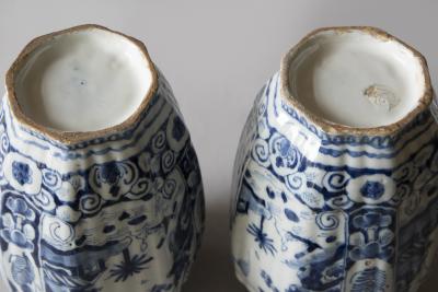 SMALL PAIR OF 18TH CENTURY OCTAGONAL DUTCH DELFT VASES IN THE CHINOISERIE TASTE