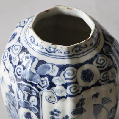 SMALL PAIR OF 18TH CENTURY OCTAGONAL DUTCH DELFT VASES IN THE CHINOISERIE TASTE