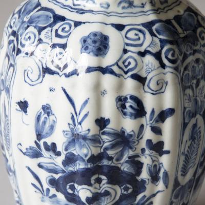 SMALL PAIR OF 18TH CENTURY OCTAGONAL DUTCH DELFT VASES IN THE CHINOISERIE TASTE