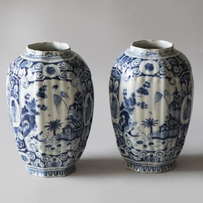 SMALL PAIR OF 18TH CENTURY OCTAGONAL DUTCH DELFT VASES IN THE CHINOISERIE TASTE