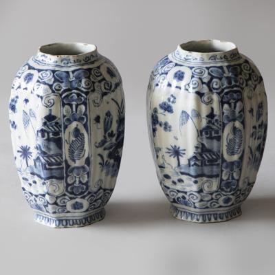SMALL PAIR OF 18TH CENTURY OCTAGONAL DUTCH DELFT VASES IN THE CHINOISERIE TASTE