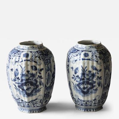 SMALL PAIR OF 18TH CENTURY OCTAGONAL DUTCH DELFT VASES IN THE CHINOISERIE TASTE
