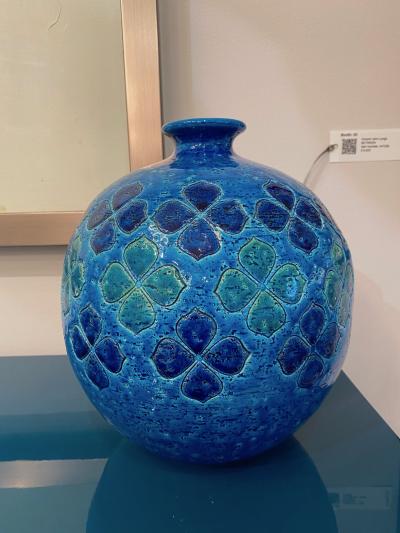 STUNNING BLUE FLORAL VASE