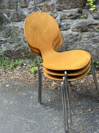 SUITE OF FOUR DANISH MODERN BENT PLYWOOD DINING STACKING CHAIRS
