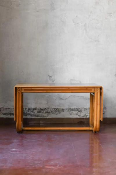 Sabatin bamboo table with extendable wooden shelf and leather bindings