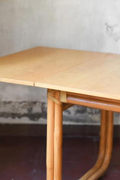 Sabatin bamboo table with extendable wooden shelf and leather bindings