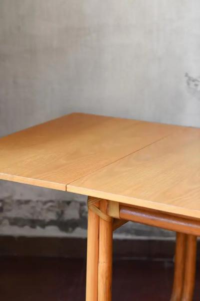 Sabatin bamboo table with extendable wooden shelf and leather bindings