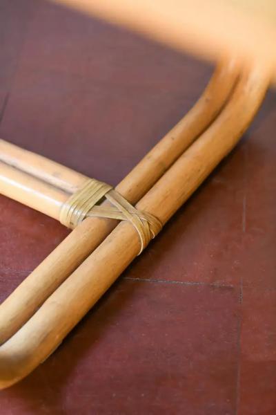 Sabatin bamboo table with extendable wooden shelf and leather bindings
