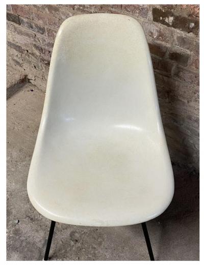 Set of 4 Vintage White Fiberglass Eames Chairs by Herman Miller
