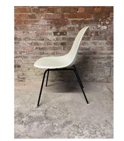 Set of 4 Vintage White Fiberglass Eames Chairs by Herman Miller