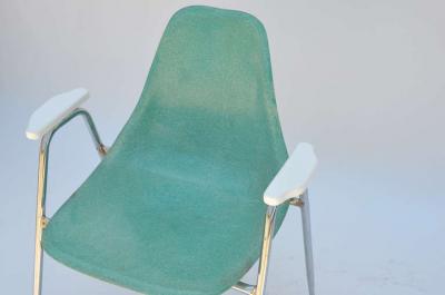 Set of Four Comfortable Turquoise Fiberglass Armchairs on Chrome Bases