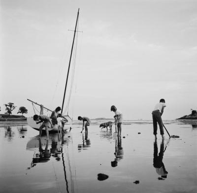 Slim Aarons Digging For Clams