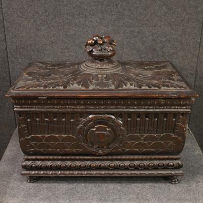 Small Italian trunk from the 20th century