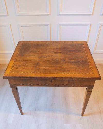 Small Walnut Veneered Desk Inlaid With Different Woods Tuscany Late 18th Centu