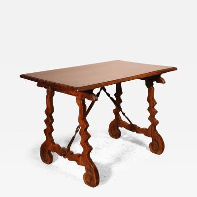 Spanish Renaissance Table In Walnut 17th Century