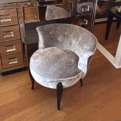 Straight button back upholstered seat
