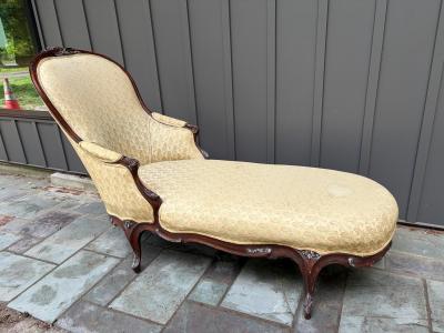 Stunning French Louis XV Style Carved Walnut Chaise
