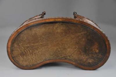 Superb quality Edwardian freestanding mahogany kidney shaped desk