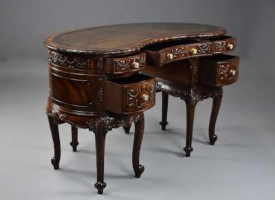 Superb quality Edwardian freestanding mahogany kidney shaped desk