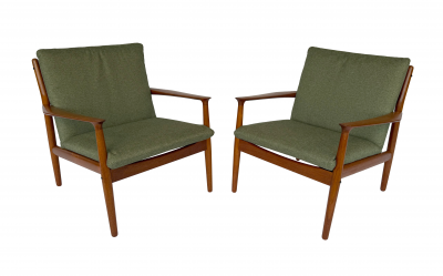 Svend Aage Eriksen Pair of Danish Teak Armchairs Designed by Svend Aage Eriksen 1960s
