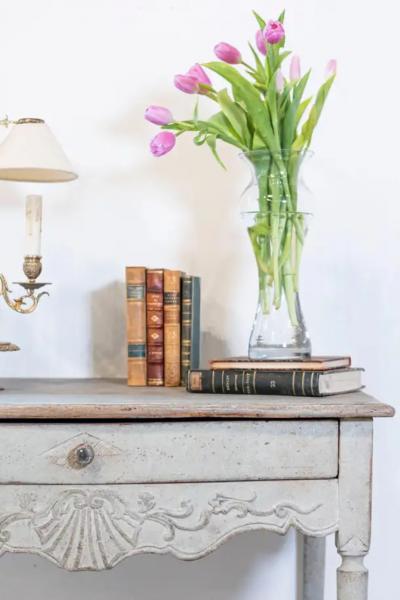 Swedish 1810s Period Gustavian Painted Side Table with Drawer and Carved Apron