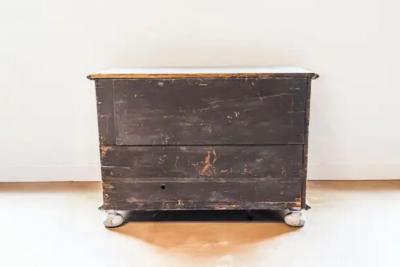 Swedish Baroque 1740s Painted Buffet with Carved Doors and Pullout Drawer