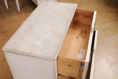 Swedish Gustavian Style 19th Century Painted Wood Chest with Reeded Accents