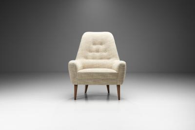 Swedish Modern Armchair with Tapered Wooden Legs Sweden 1950s