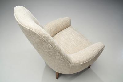 Swedish Modern Armchair with Tapered Wooden Legs Sweden 1950s