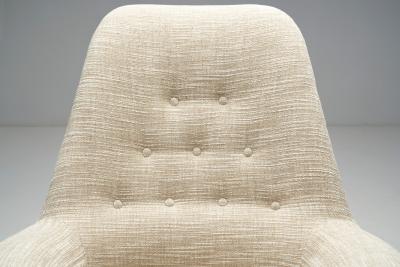 Swedish Modern Armchair with Tapered Wooden Legs Sweden 1950s