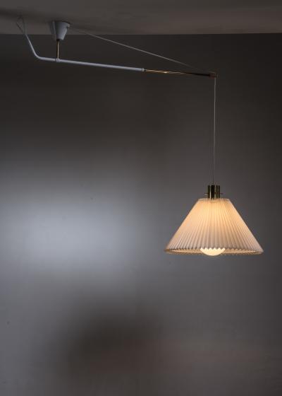 Swiveling and extending ceiling lamp