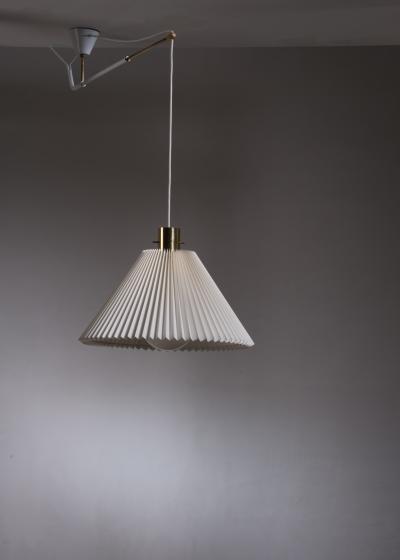 Swiveling and extending ceiling lamp